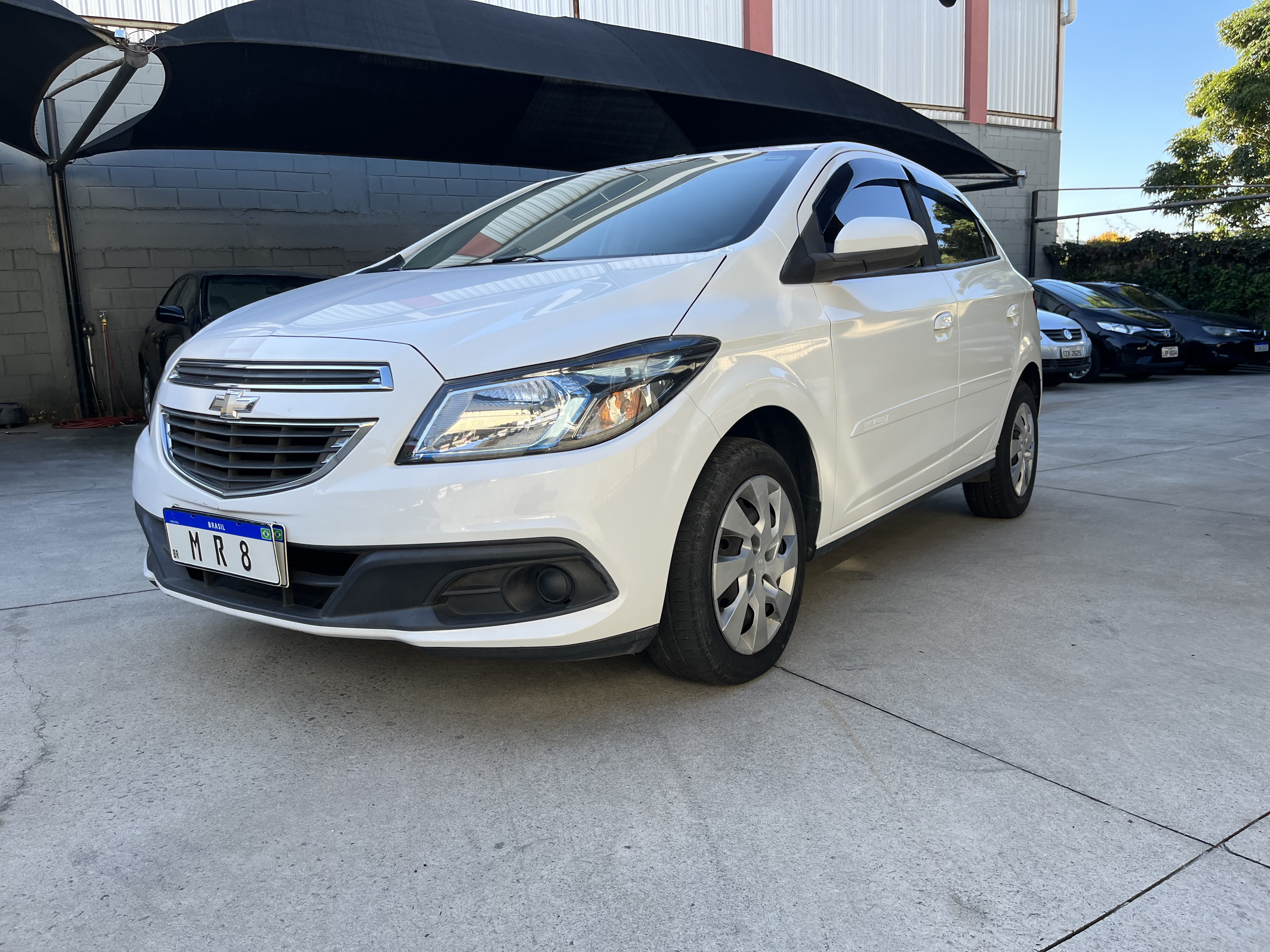 CHEVROLET - ONIX - 2015/2015 - Branca - R$ 43.900,00 - MRA Veículos